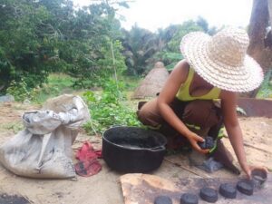 La fabrication du biochar, une innovation agréocologique en pleine essor dans la localité d’Esse, Cameroun. Photo Crédit : Marguerite MOMHA